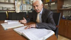 Jurij Dovgal, zástupce ředitele matematicko-fyzikální akademie, na které Tažajakov studoval