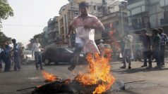 Indický demonstrant v Kalkatě skáče přes hořící figurínu pákistánského prezidenta Zardárího během protestu po smrti údajného indického špióna Sarabdžita Singha v pákistánském vězení