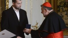 Kardinál Dominik Duka ocenění České biskupské konference plzeňskému hokejistovi Tomáši Slovákovi za jeho gesto fair play