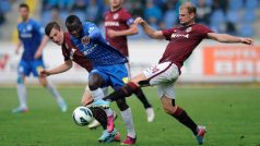 Utkání 26. kola první fotbalové ligy Slovan Liberec - Sparta Praha 4. května v Liberci. Dzon Delarge z Liberce (uprostřed) a Vlastimil Vidlička (vpravo) a Lukáš Vácha (vlevo) ze Sparty