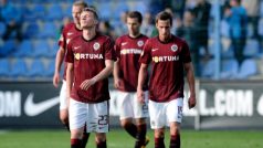 Utkání 26. kola první fotbalové ligy Slovan Liberec - Sparta Praha 4. května v Liberci. Zklamaní hráči Sparty po prohraném zápase.