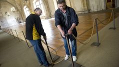 Poslední úpravy ve Vladislavském sále před otevřením výstavy korunovačních klenotů