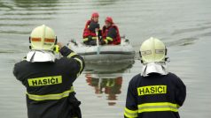 Posádka člunu zkoumá rozsah havárie