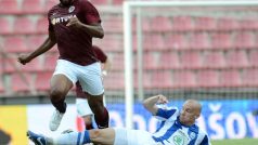 Odvetné semifinálové utkání fotbalového Poháru České pošty AC Sparta Praha - FK Mladá Boleslav 8. května v Praze. Útočník Sparty Léonard Kweuke (vlevo) a obránce Boleslavi Radek Dosoudil.