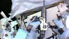 Oprava v otevřeném vesmíru. Astronauté z ISS se odstranit závadu na chladicím zařízení u solárního panelu