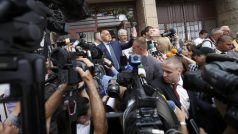 Sofia. Lídr strany GERB Bojko Borisov opouští volební místnost