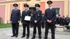 Dva policisté z Nymburku předešli tragédii. Zleva náměstek ředitele středočeské policie Milan Komárek, ocenění policisté Jan Langweil a Tomáš Skořepa, ředitel středočeské policie Jan Ptáček