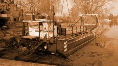 Na plzeňský rybník vypluje harvester, jedinečná loď určená k likvidaci podvodních rostlin.