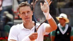 Tenista Tomáš Berdych slaví vítězství nad Novakem Djokovićem