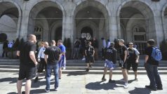 Příznivci Baníku před budovou ostravského magistrátu, který rozhodoval o záchraně zadluženého klubu