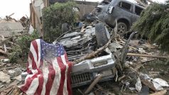 Tornádo napáchalo na předměstí Oklahoma City ohromné škody. Z domů, které byly postaveny z dřevotřísky, nezůstalo prakticky nic