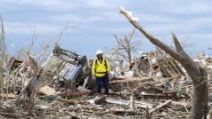 Obyvatelé Moore na předměstí Oklahoma City zachraňují z trosek svůj majetek