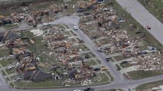 Moore na předměstí Oklahoma City je v troskách. Úřady hlásí 2400 zcela zničených domů