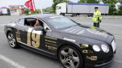 Policistka kontroluje jeden z vozů závodu Gumball  3000 na výjezdu do Rakouska v Mikulově