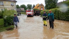 Ulice v Hostouni na Domažlicku zatopila voda s bahnem