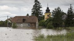 Zálezlice na Mělnicku jsou znovu pod vodou, ochranná hráz nepomohla