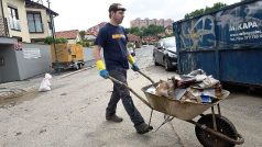 V pražské Hostivaři začal úklid po povodních