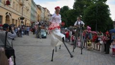 Do Karlových zzVarů se vrátil tradiční karneval. Město roářil průvod masek.
