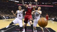 Basketbalisté San Antonia se ve finále NBA ujali nad Miami vedení 2:1 na zápasy