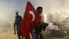 Policie rozehnala demonstraci v Istanbulu i slzným plynem. Lidé prchali pryč