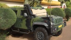 Mali. Vozidlo české armády před velitelstvím mise EU v Bamaku