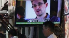 Edward Snowden na obrazovce televize v hongkongské restauraci