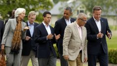 Účastníci summitu G8 při procházce mezi jednáním