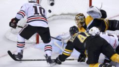 Chicago porazilo ve čtvrtém finále NHL Boston 6:5 po prodloužení