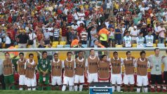 Fotbalisté Tahiti mají coby talismany náhrdelníky z mušlí