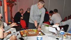 Porcování dortu se ujala Kateřina Hindráková
