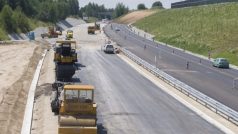 Dokončovací práce na dálnici D3 z Veselí nad Lužnicí do Tábora. Nový úsek bude zprovozněn 27. června