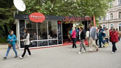 Prosklené studio Radiožurnálu na 48. MFF Karlovy Vary