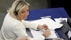 Marine Le Penová před hlasováním v Evropském parlamentu, při němž ji europoslanci zbavili poslanecké imunity. Šéfka francouzské Národní Fronty se tak může u soudu v Lyonu zpovídat ze svých narážek na muslimy z roku 2010