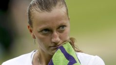 Petra Kvitová během čtvrtfinálového duelu Wimbledonu s Belgičankou Kirsten Flipkensovou