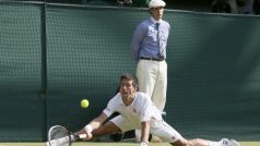 Novak Djoković při jednom ze svých akrobatických úderů