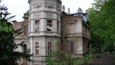 Zchátralá Mattoniho vila v Kyselce