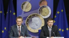 Lotyšsko vstoupí příští rok do eurozóny. Na snímku ministr financí Andris Vilks a premiér Valdis Dombrovskis