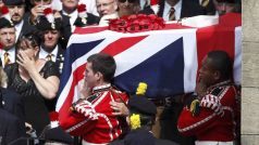V severoanglickém městě Bury s vojenskými poctami pohřbili britského vojáka Lee Rigbyho