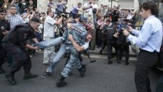 V centru Moskvy se sešlo několik tisíc stoupenců Alexeje Navalného. Policie zatkla přes sto lidí