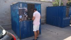 Fanoušek Željezničaru kupuje vstupenku na utkání s Plzní