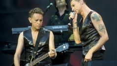 Depeche Mode v Praze. Na snímku vpravo je zpěvák David Gahan, vlevo kytarista Martin Gore a v pozadí hráč na klávesy Peter Gordeno