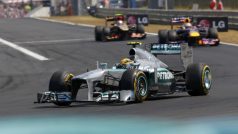 Lewis Hamilton ze stáje Mercedes v čele VC Maďarska před Vettelem a Grosjeanem