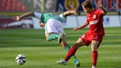 Utkání 2. kola první fotbalové ligy Zbrojovka Brno - Bohemians Praha 1905 hrané 29. července v Brně. Radek Šírl (vlevo) z Bohemians 1905 a Alois Hyčka z Brna.