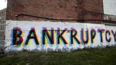 Slovo &quot;Bankrot&quot; namalované místními pouličními umělci na zeď prázdné budovy vystihuje současnou ekonomickou situaci amerického Detroitu