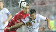 Utkání 3. kola první fotbalové ligy Zbrojovka Brno - Sparta Praha hrané 4. srpna v Brně. Tomáš Janotka (vlevo) z Brna a Václav Kadlec ze Sparty.
