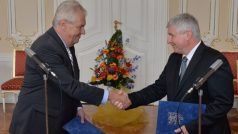 Prezident republiky Miloš Zeman přijal předsedu vlády Jiřího Rusnoka (vpravo), který podal do jeho rukou demisi