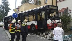 Autobus naboural do zastávky Dyrinka a prorazil plot u jednoho z domů