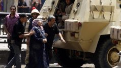 Stoupenci Muslimského bratrstva opouštějí káhirskou mešitu al-Fath