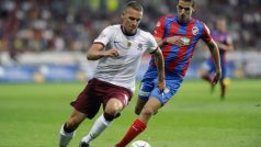 Sparťan Pavel Kadeřábek (vlevo) uniká plzeňskému Janu Kovaříkovi v utkání 5. kola Gambrinus ligy
