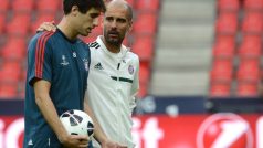 Trénink fotbalového klubu Bayern Mnichov 29. srpna v Praze před zápasem o Superpohár s Chelsea. Trenér Pep Guardiola (vpravo) a Javi Martínez.